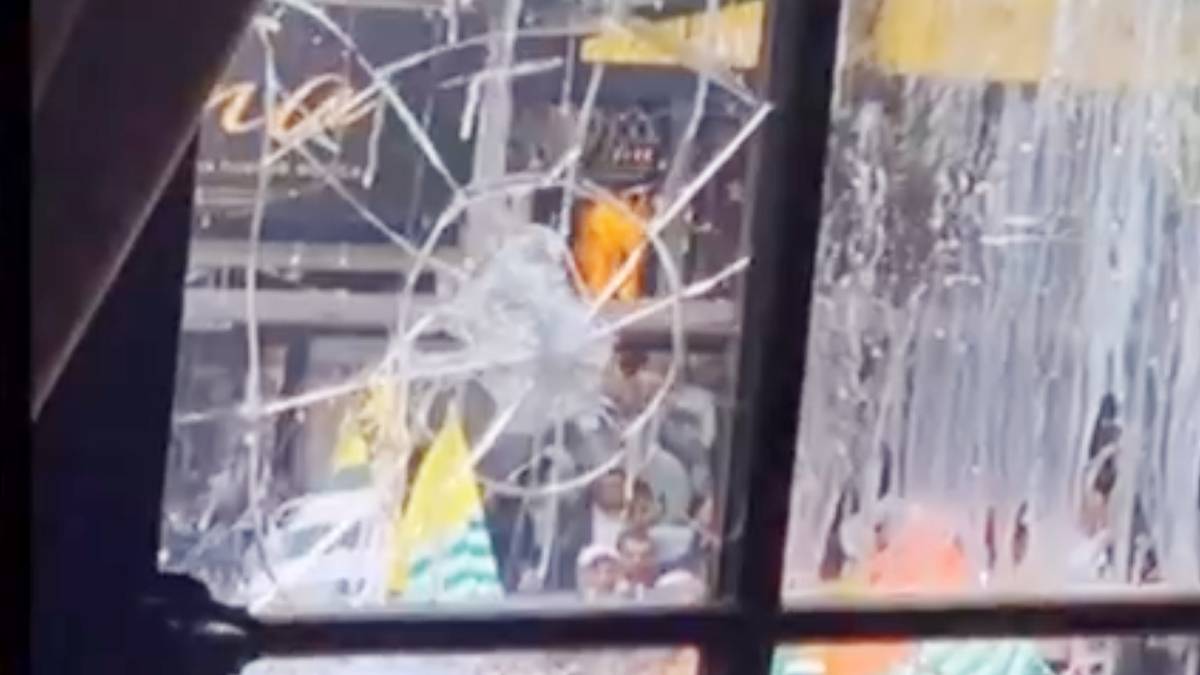 पाकिस्तानियों ने लंदन में भारतीय उच्चायोग पर हमला किया (फोटो टीवी ग्रैब)