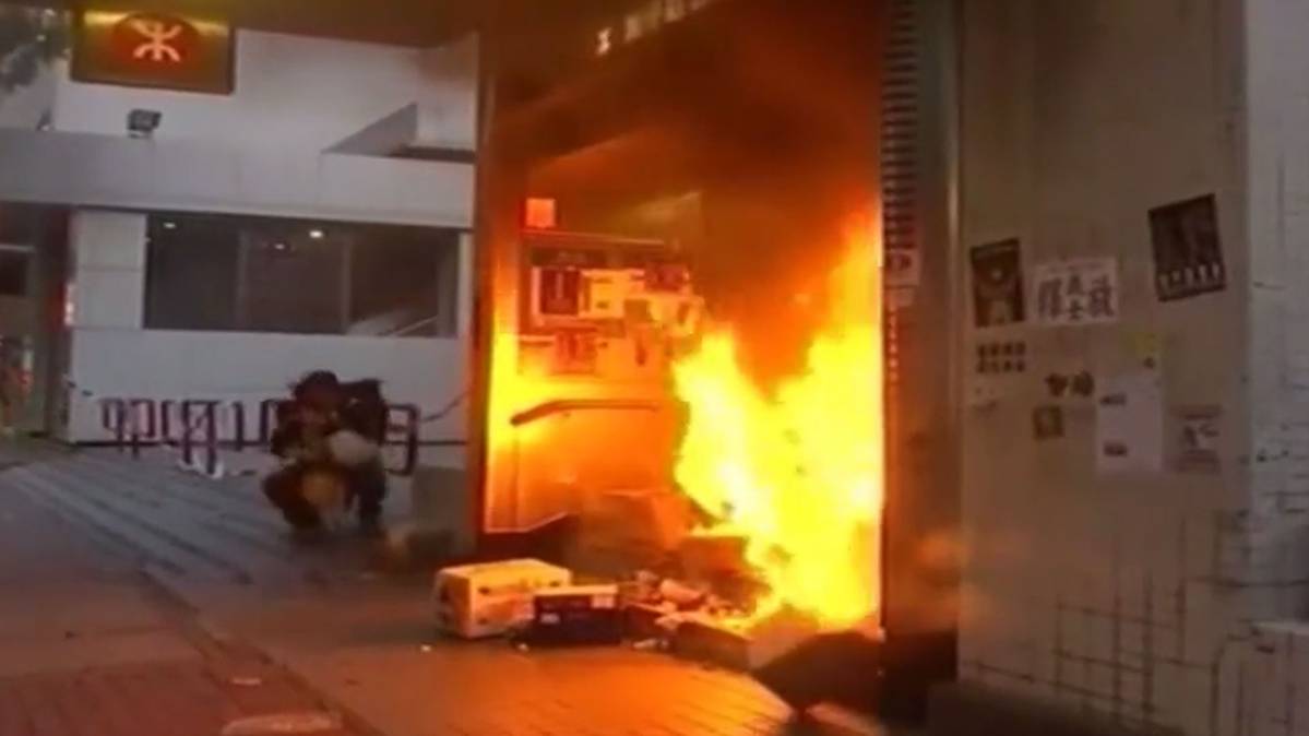 प्रदर्शन की आग में जलता हांगकांग (Video Grab)