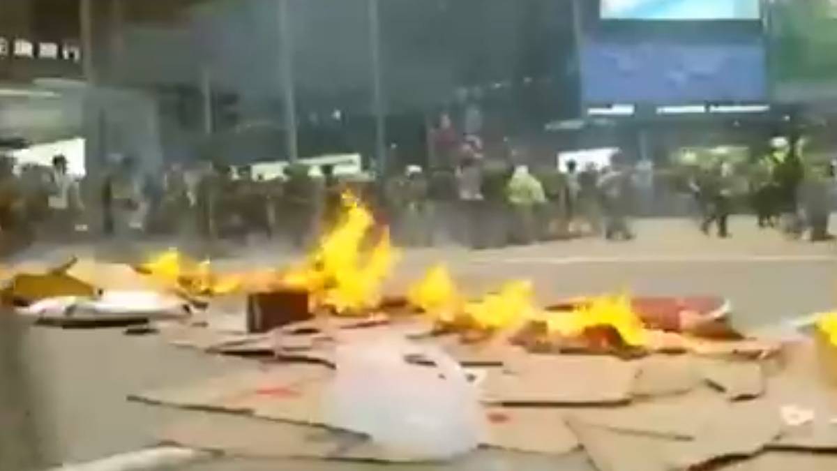 हांगकांग में चीन के खिलाफ उग्र हुए प्रदर्शनकारी (फोटो वीडियो ग्रैब)