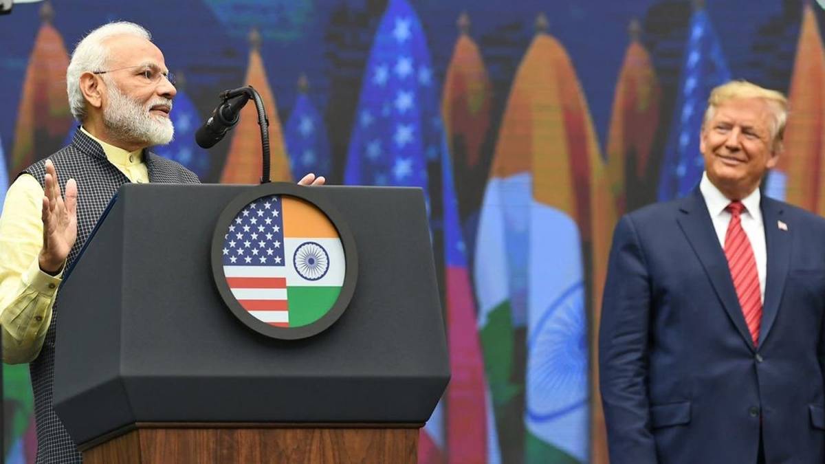 हाउडी मोदी कार्यक्रम में पीएम मोदी और राष्ट्रपति ट्रंप(फोटो- @BrijendraSpeaks)