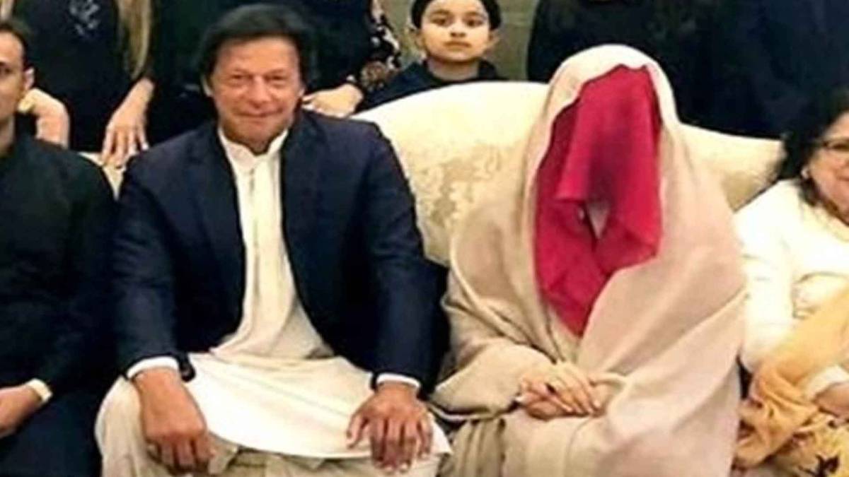 इमरान खान और उनकी पत्नी बुशरा बेगम (फाइल फोटो)