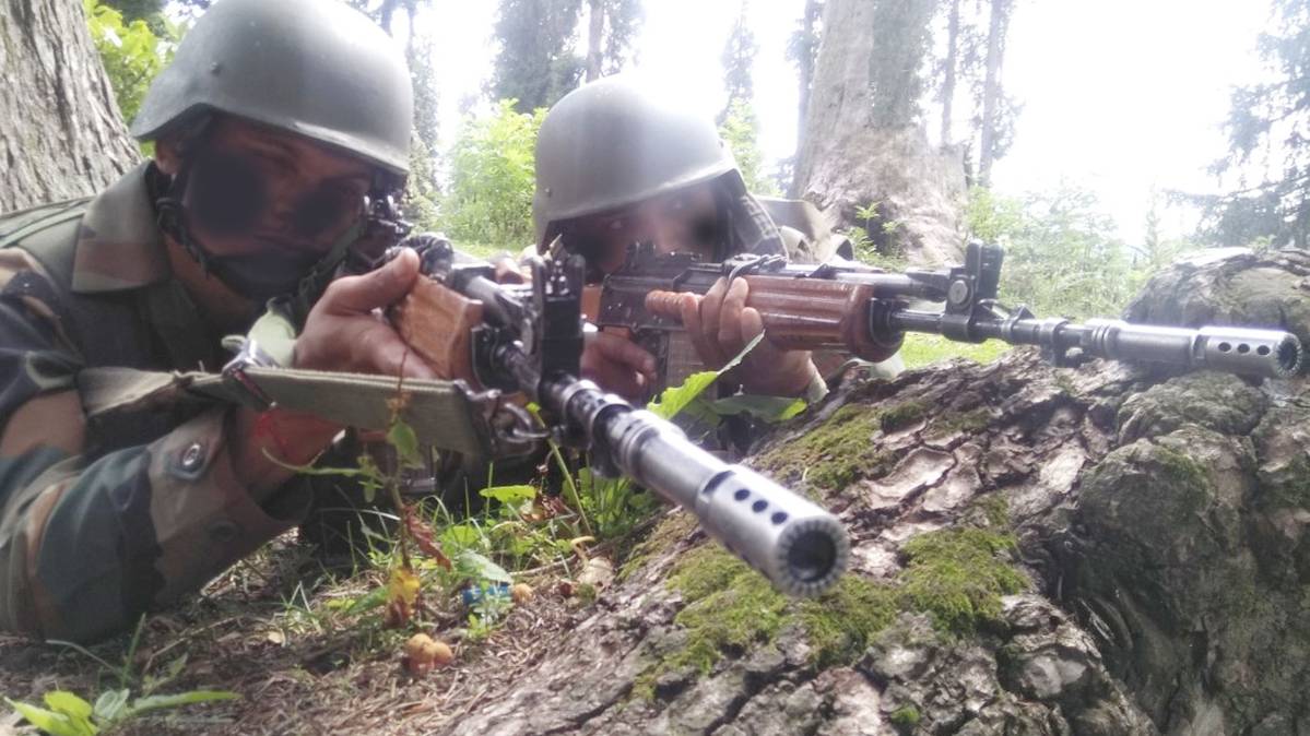 Loc पर तैनात जवान (फाइल फोटो-RoufAhmad Roshangar)