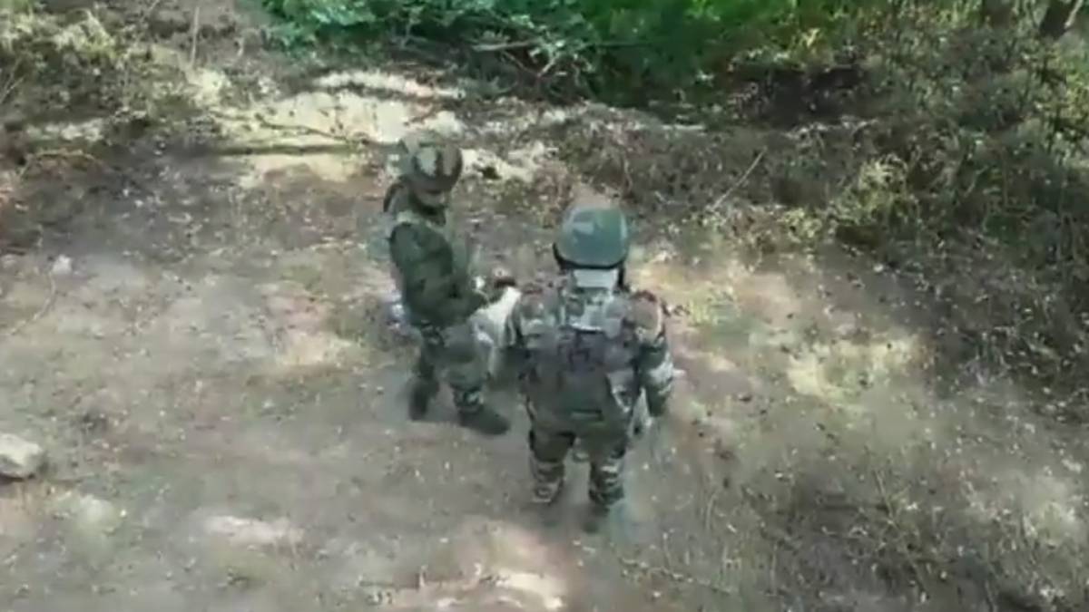 मोर्टार को नष्ट करते हुए जवान (फोटो-ANI)