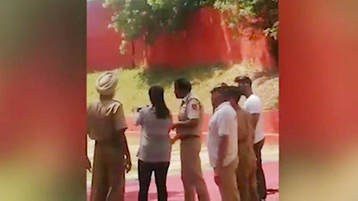 इंस्पेक्टर के बच्चों का फायरिंग करते वीडियो वायरल