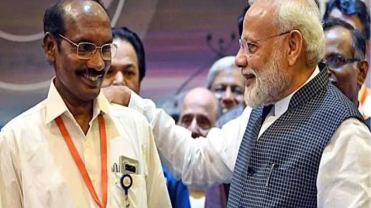 ISRO चीफ के 'अभिभावक' बने PM मोदी (फोटो-एएनआई)