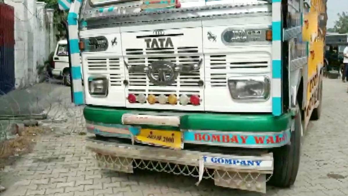 JK पुलिस ने आतंकियो की गिरफ्तारी के बाद सीज किया ट्रक (फोटो- ANI)