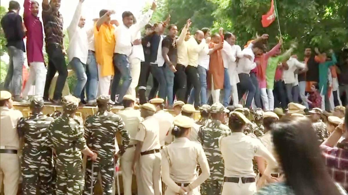 अरविंद केजरीवाल के घर के बाहर विरोध प्रदर्शन (फोटो ANI)