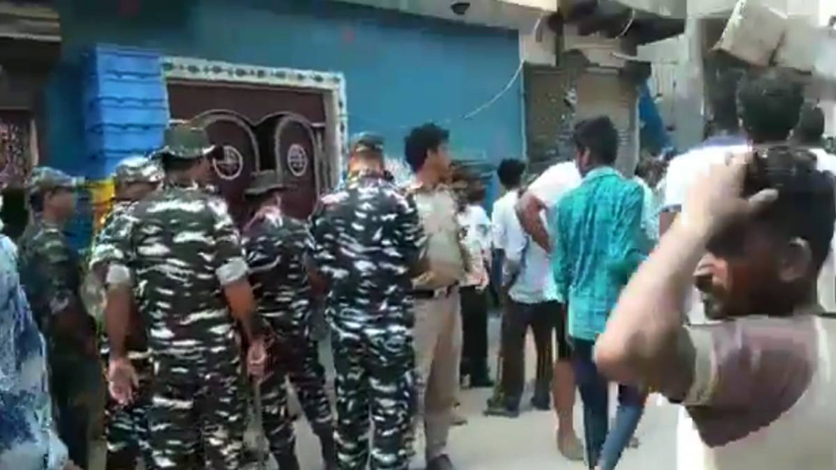 कुम्हारों की भट्टियां सील करते पुलिस के जवान