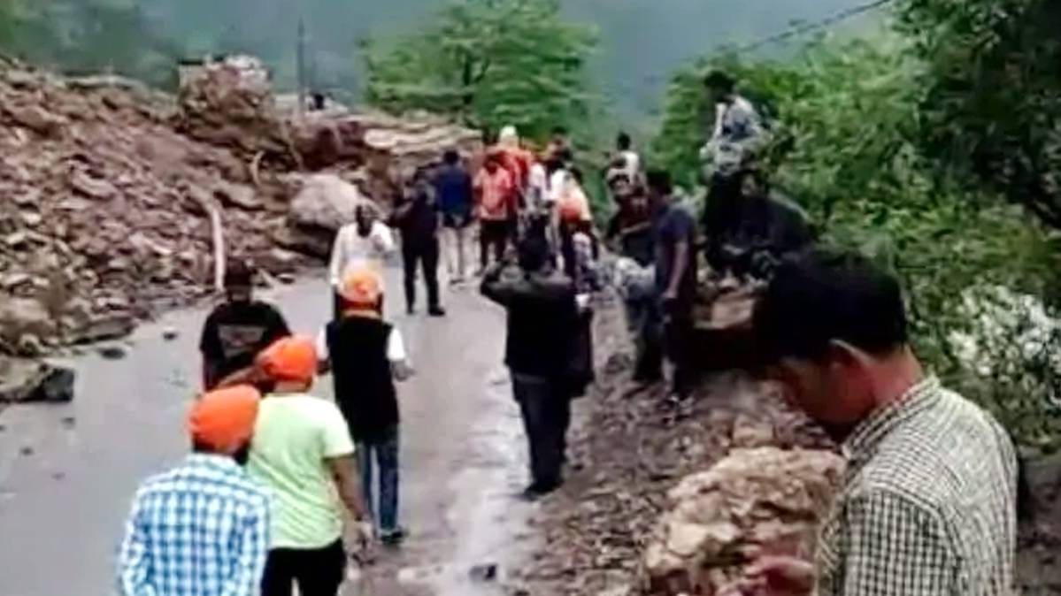 भूस्खलन के बाद सड़क जाम (ANI)