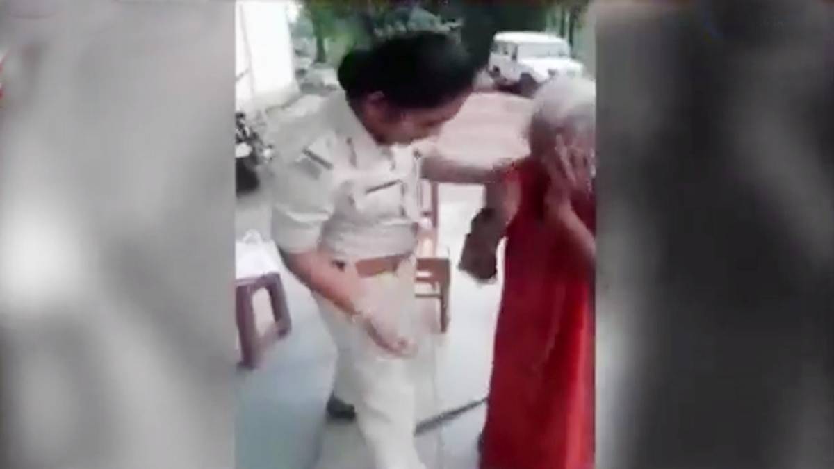 बुजुर्ग महिला को कपड़े पहनाते हुए महिला थानेदार