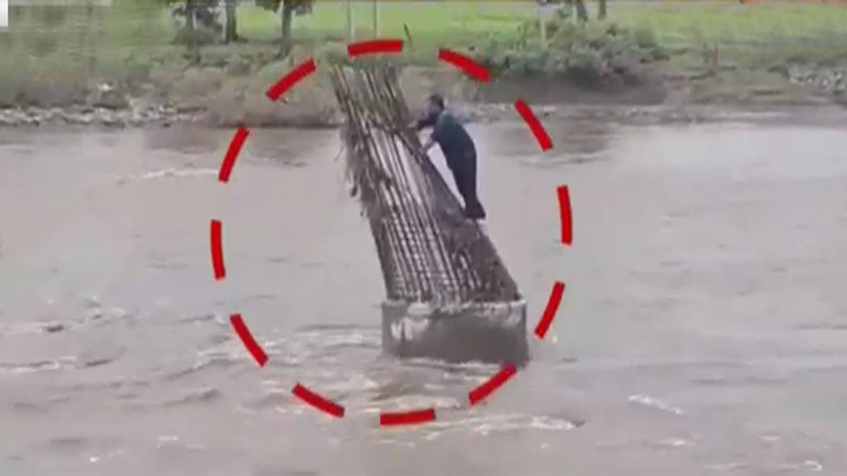 पिलर पर 3 घंटे से खड़े शख्स की बची जान