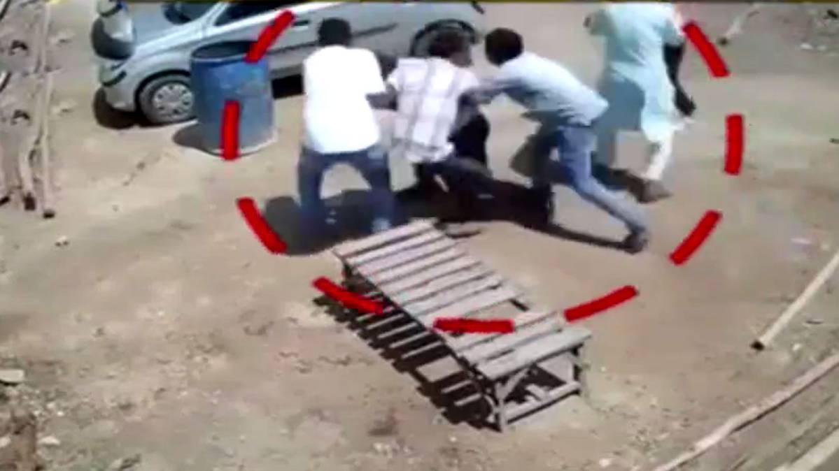 सरकारी जमीन को लेकर दो गुटों में हिंसक झड़प(Video Grab)