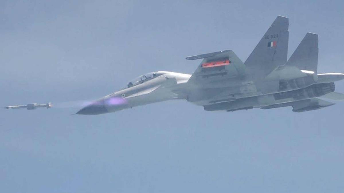 ओडिशा के आसमान में अस्त्र मिसाइल का सफल परीक्षण किया गया (फोटो ANI)