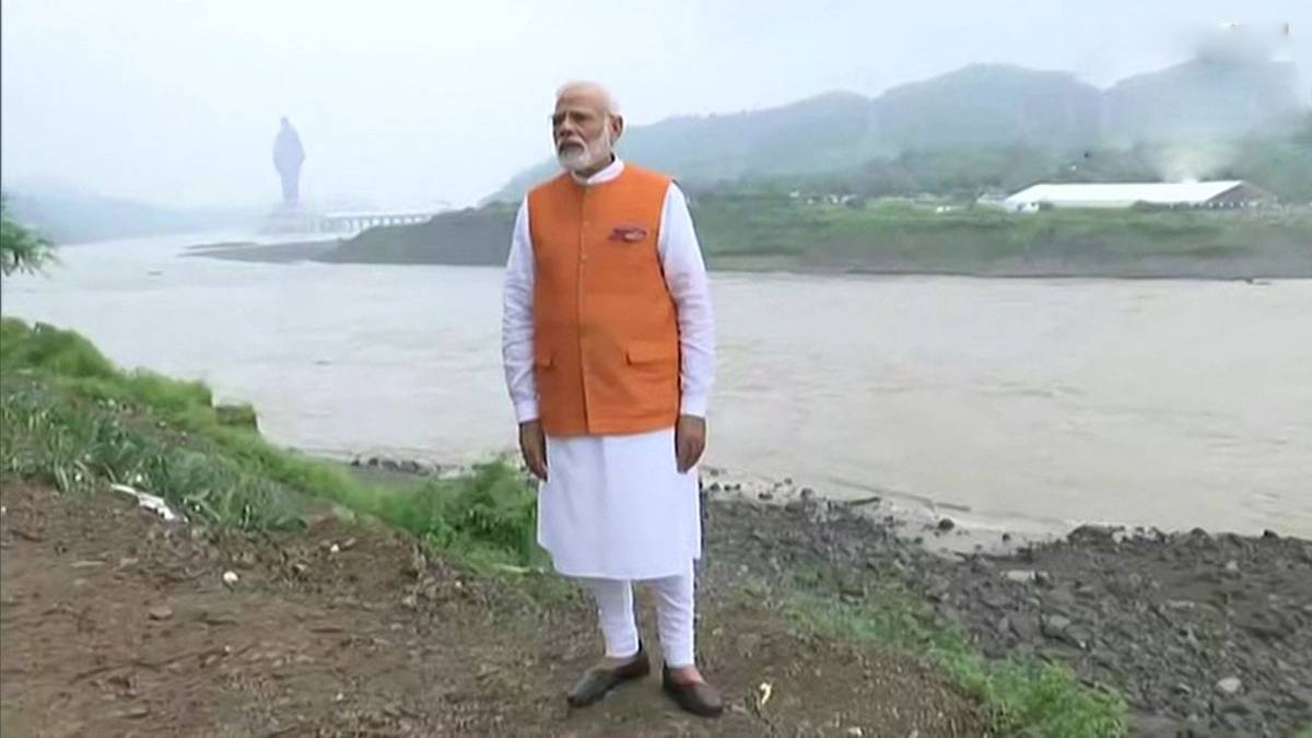 नर्मदा नदी पहुंचे PM मोदी (फोटो-ANI)