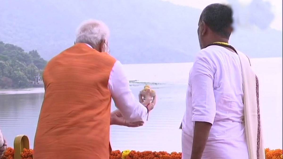 PM मोदी का नर्मदा पूजन (फोटो- ANI)