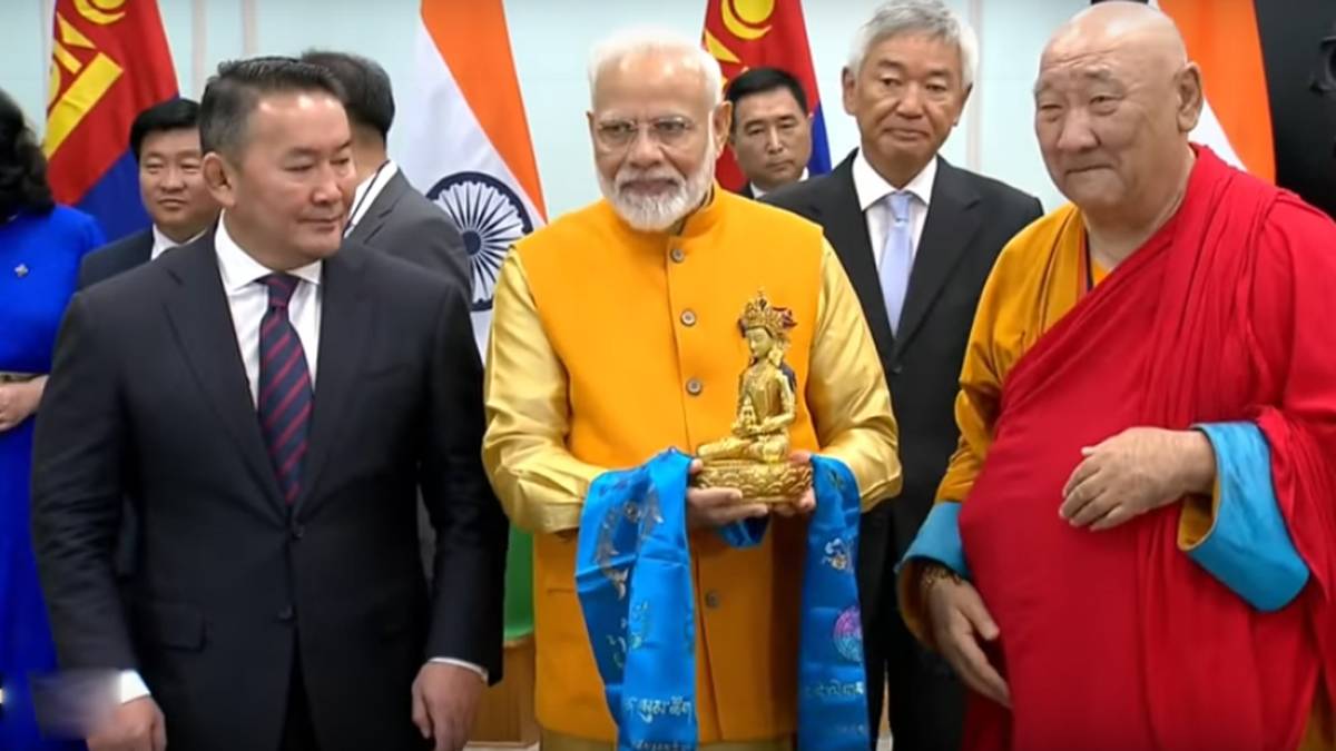 बौद्ध प्रतिमा का अऩावरण करते पीएम मोदी