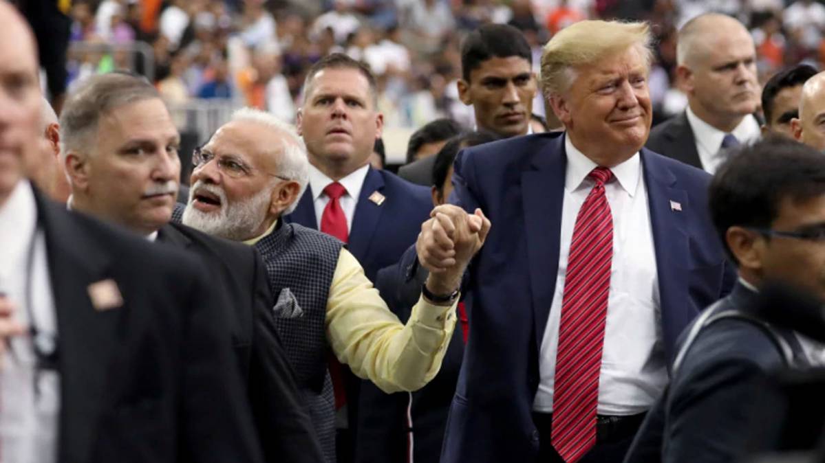 ह्यूस्टन में हाथ में हाथ डाले घूमे मोदी और ट्रंप(Reuters photo)