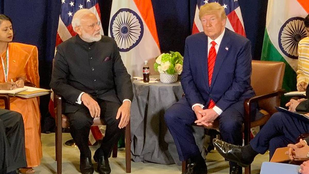 पीएम मोदी और अमेरिकी राष्ट्रपति ट्रंप (फोटो-@airnewsalerts)