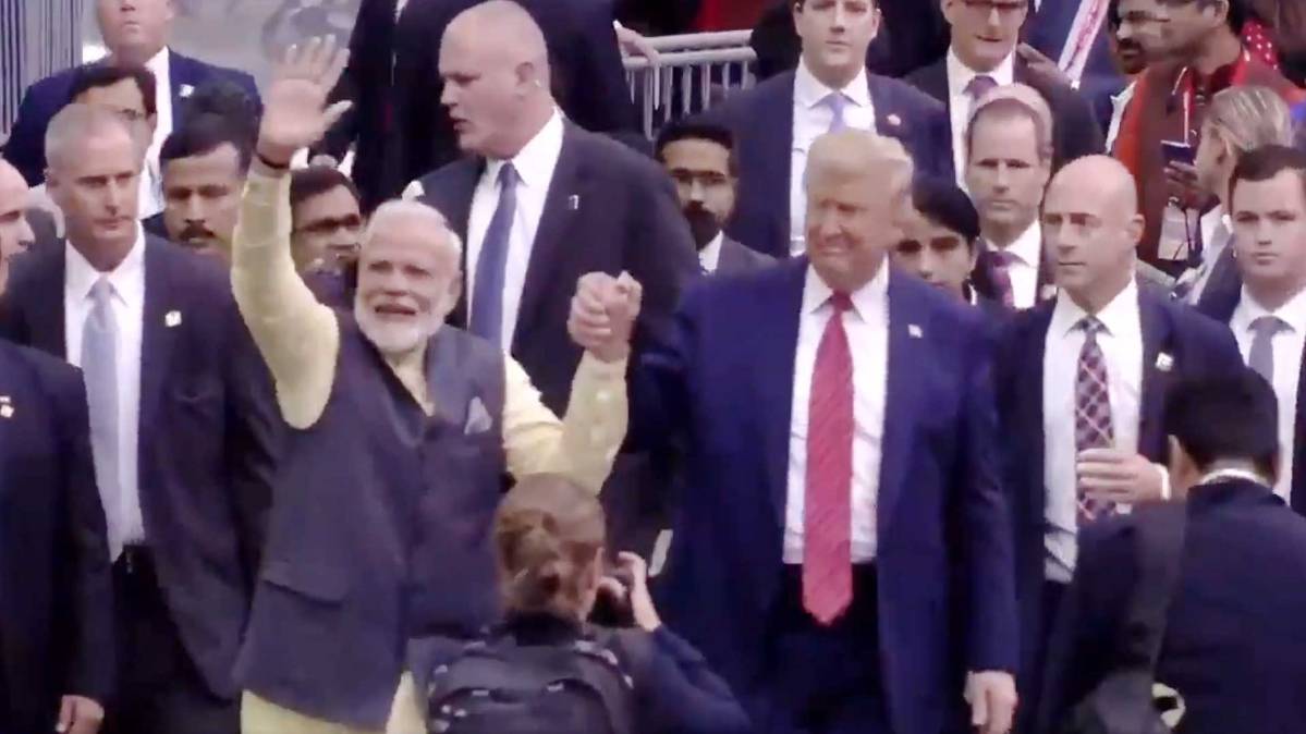 NRG स्टेडियम में एक साथ घूमे पीएम मोदी और डोनाल्ड ट्रंप