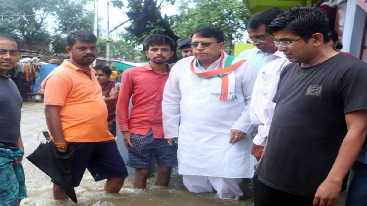 बारिश के बाद सड़कों पर भरा पानी