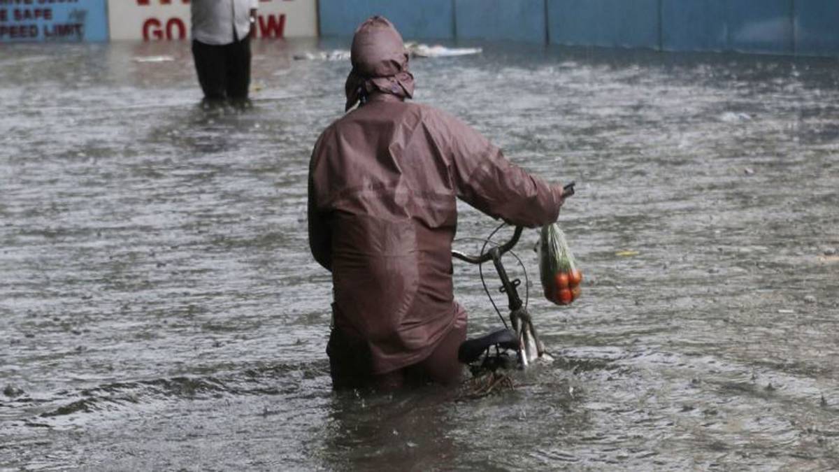 मुंबई में भारी बारिश (फोटो-AP)