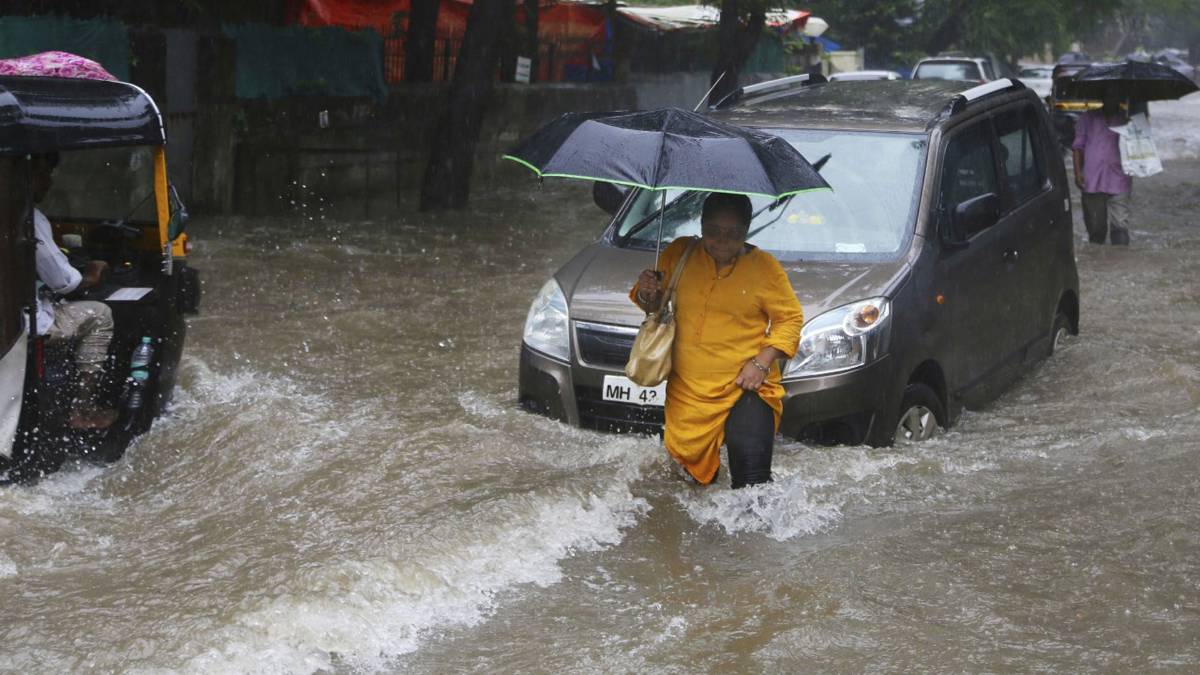 मुंबई में बारिश से मुसीबत (फोटो-AP)