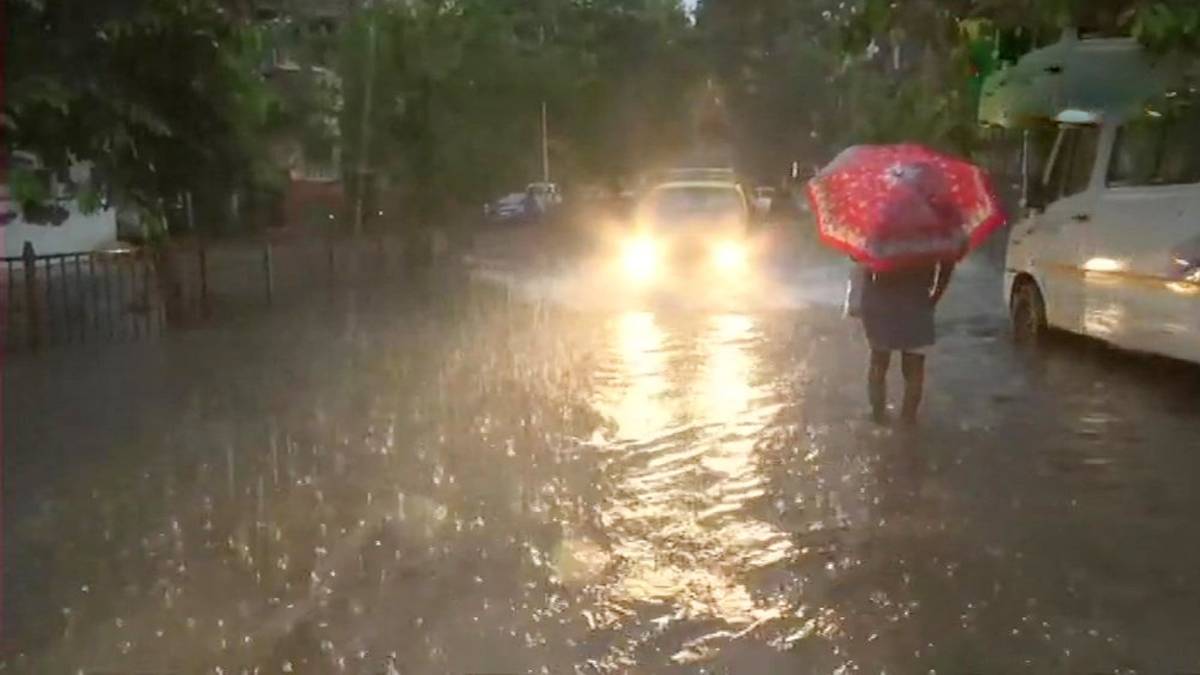 भारी बारिश की वजह से मुंबई लोकल की रफ्तार धीमी(फोटो-@ANI)