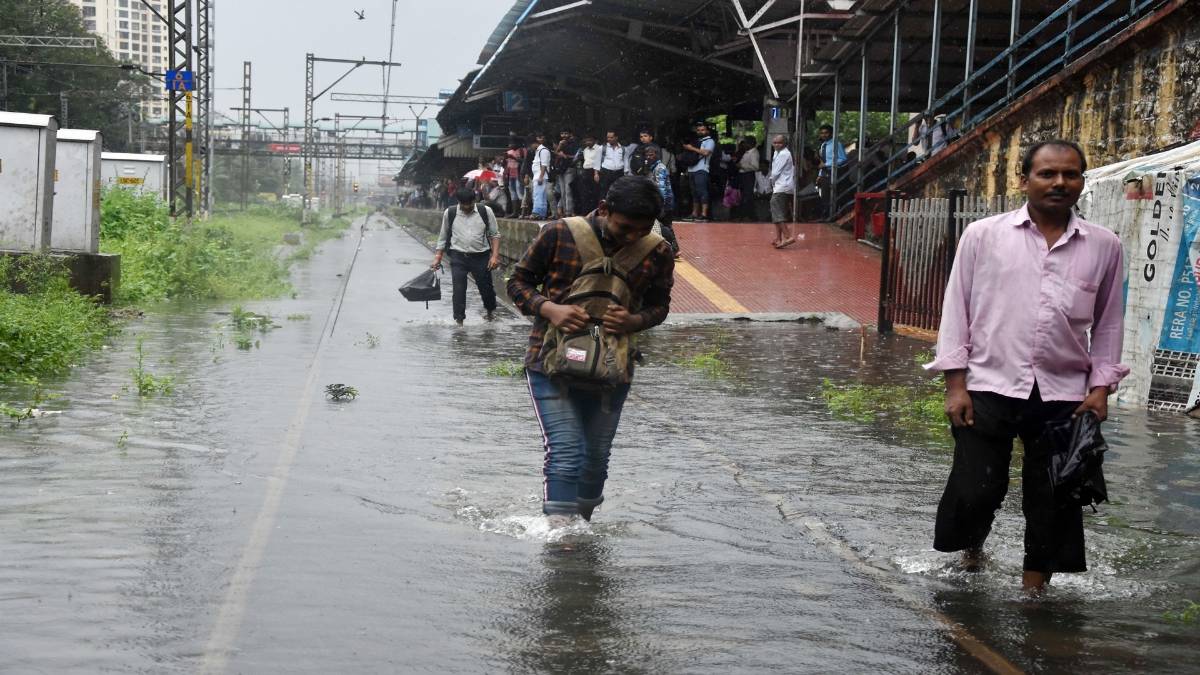 मुंबई में बारिश (फोटो-IANS)