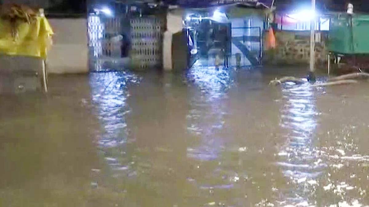 मुंबई में भारी बारिश (फोटो- twitter/@ANI)