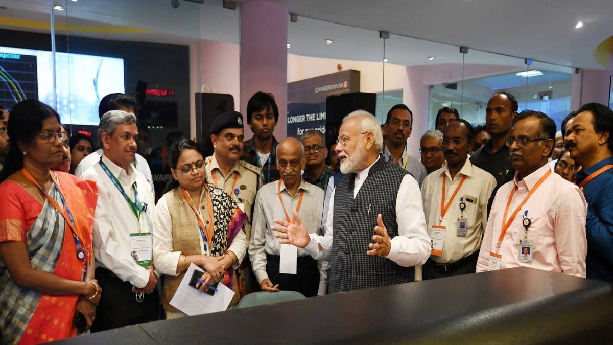 इसरो वैज्ञानिकों के बीच पीएम मोदी (फोटो- IANS)