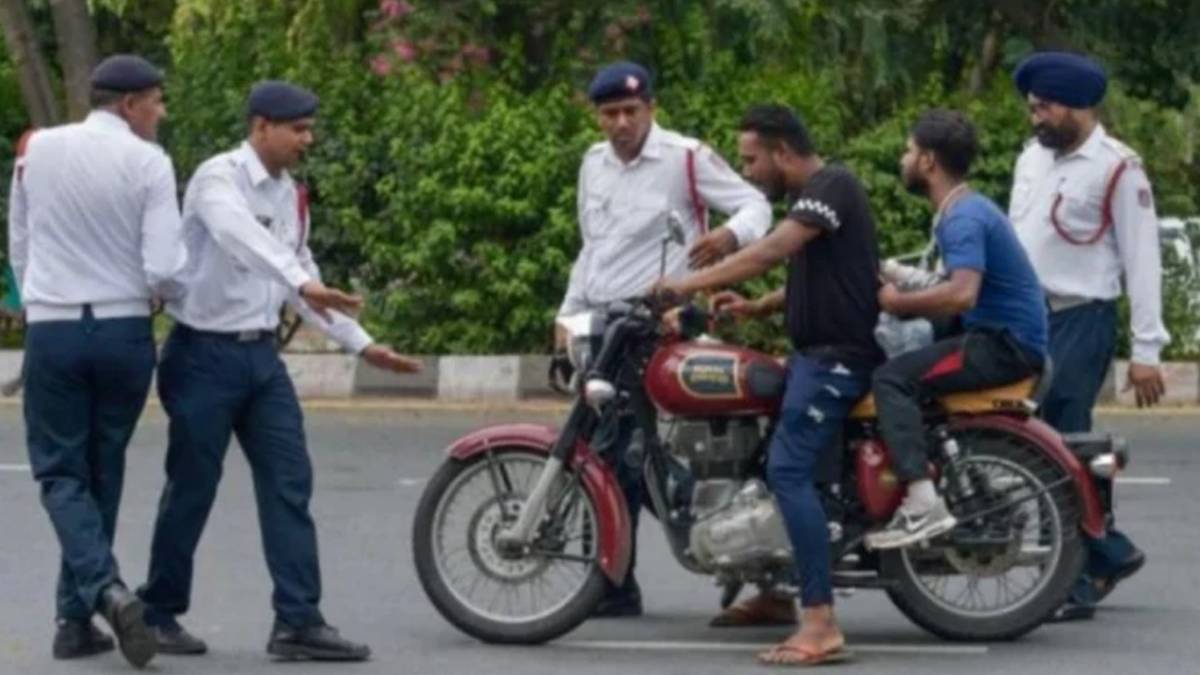ट्रेफ‍िक पुलिस नियमों को लेकर सख्त(फोटो- Photo: PTI)