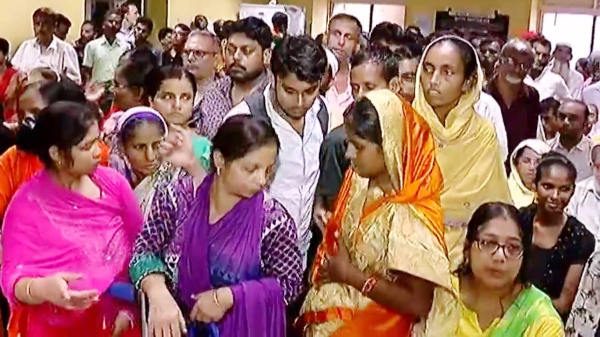 जन्‍म प्रमाणपत्र बनवाने के लिए कतार में लगे लोग