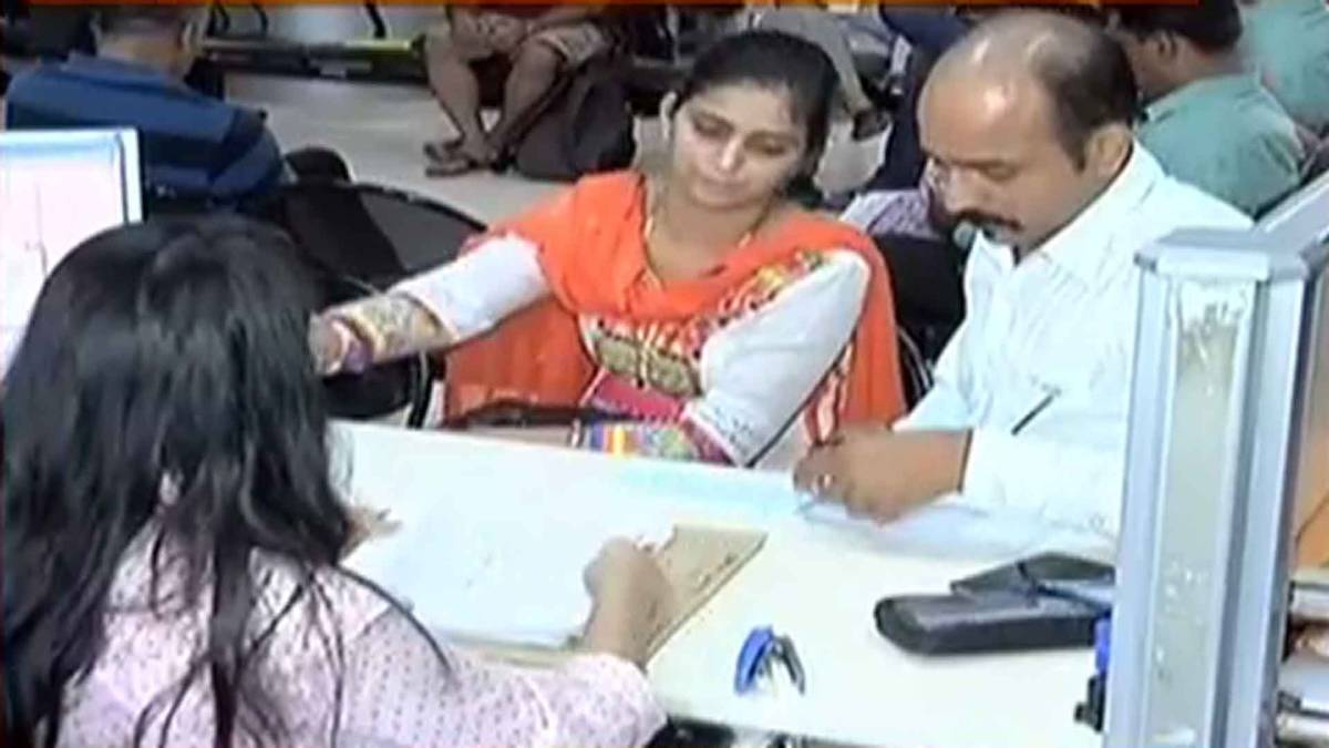 को-वर्किंग स्पेस में काम करते हुए लोग