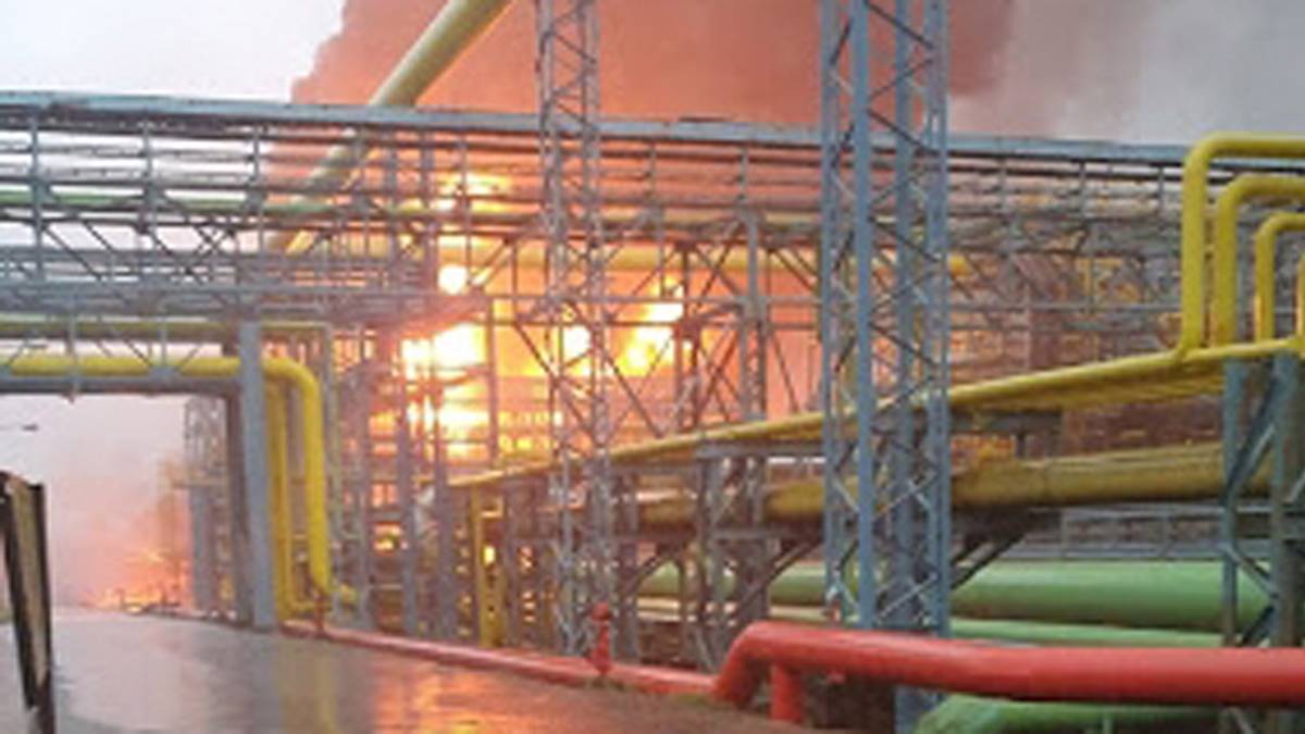 नवी मुंबई के ONGC प्लांट में सोमवार को लगी आग(फोटो-IANS)