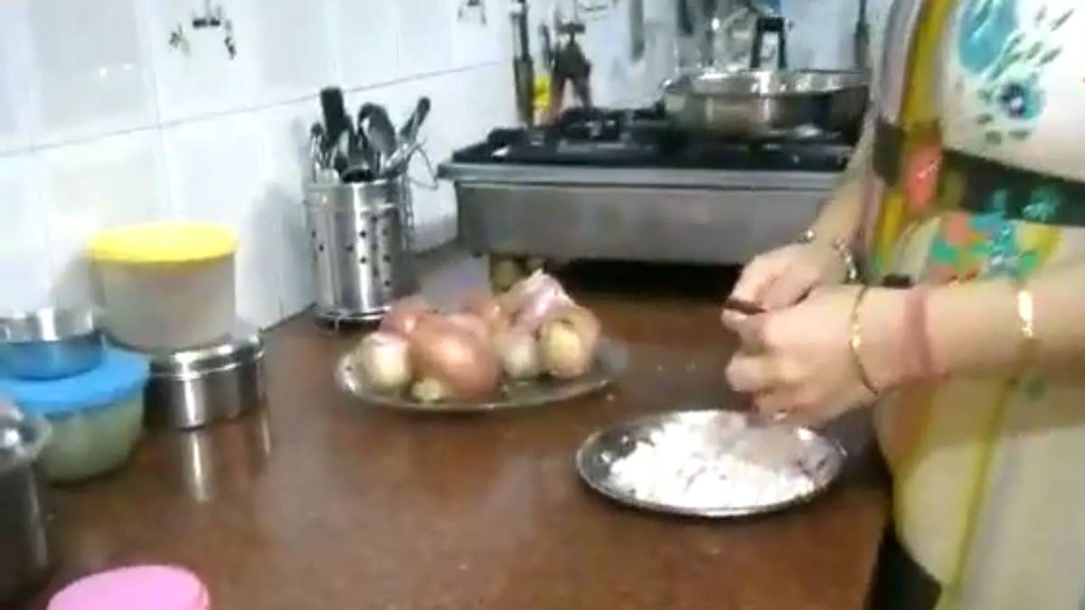 प्याज की कीमतों से महिलाएं परेशान