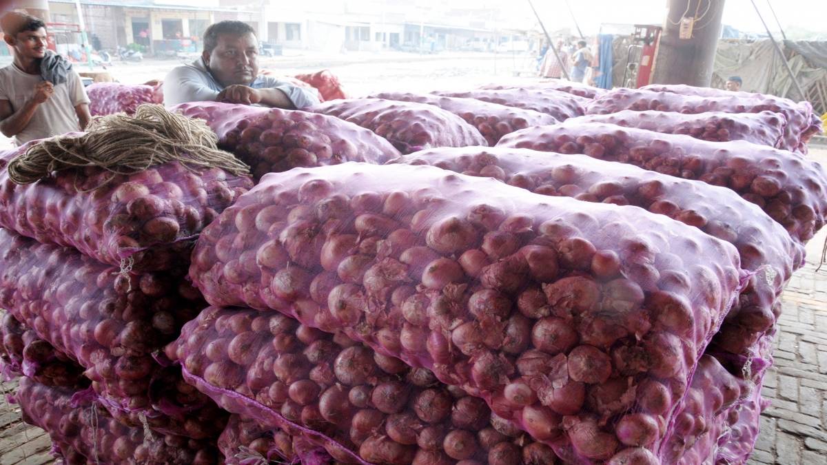 थोड़ा सस्ता हुआ प्याज (फोटो-IANS)