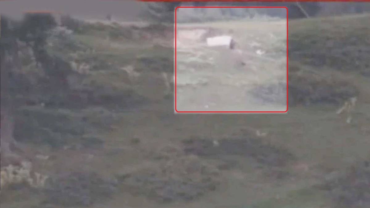 जवानों का शव ले जाते पाकिस्तानी सैनिक