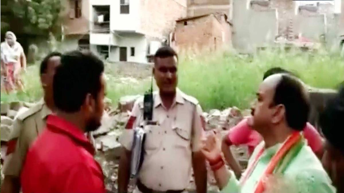 पुलिस ने मारा छापा