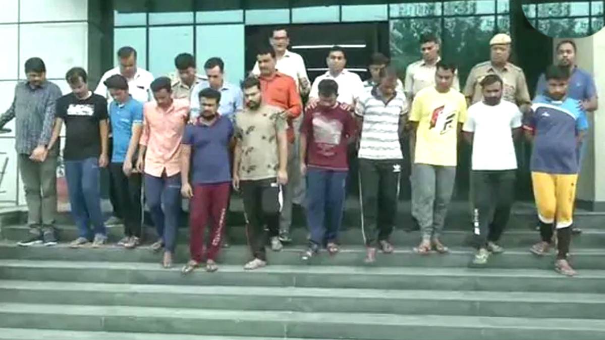 पॉलिसी बोनस का लालच देकर ठगी करने वाला गैंग गिरफ्तार(Photo: ANI/Twitter)