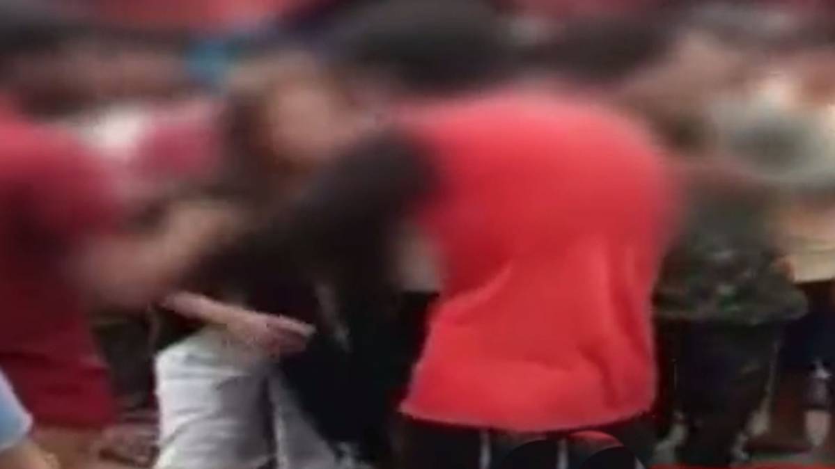 छेड़खानी करने पर छात्रा ने मनचले पर बरसाए थप्पड़ (Video grab)