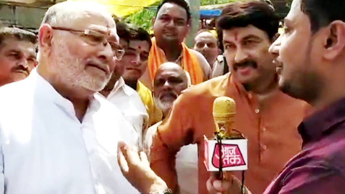 आजतक से बातचीत करते प्रह्लाद मोदी