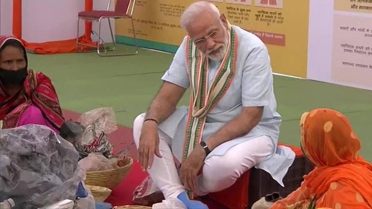 मथुरा के पशुपालन मेले में मोदी(फोटो-ANI)