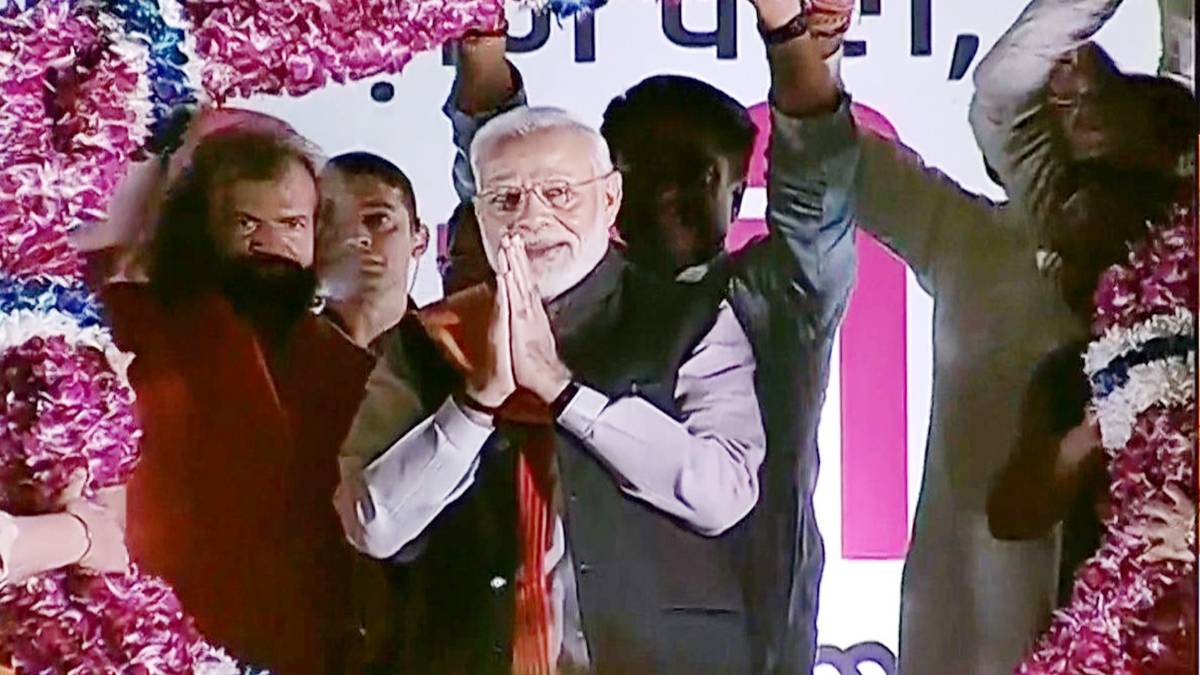 PM मोदी का भव्य स्वागत (फोटो-ANI)