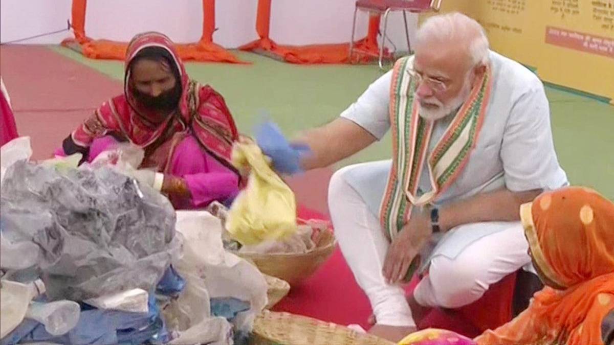 मथुरा के पशुपालन मेले में मोदी(फोटो-ANI)