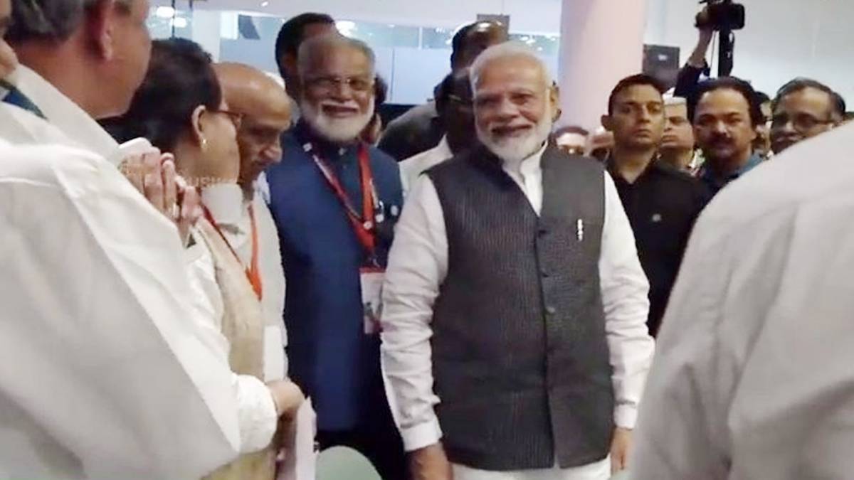 इसरो के सेंटर में वैज्ञानिकों के बीच पीएम मोदी(फोटो-ANI)