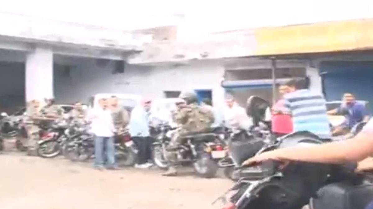 प्रदूषण जांच केंद्रों पर लगी लंबी लाइने (फोटो वीडियो ग्रैब)