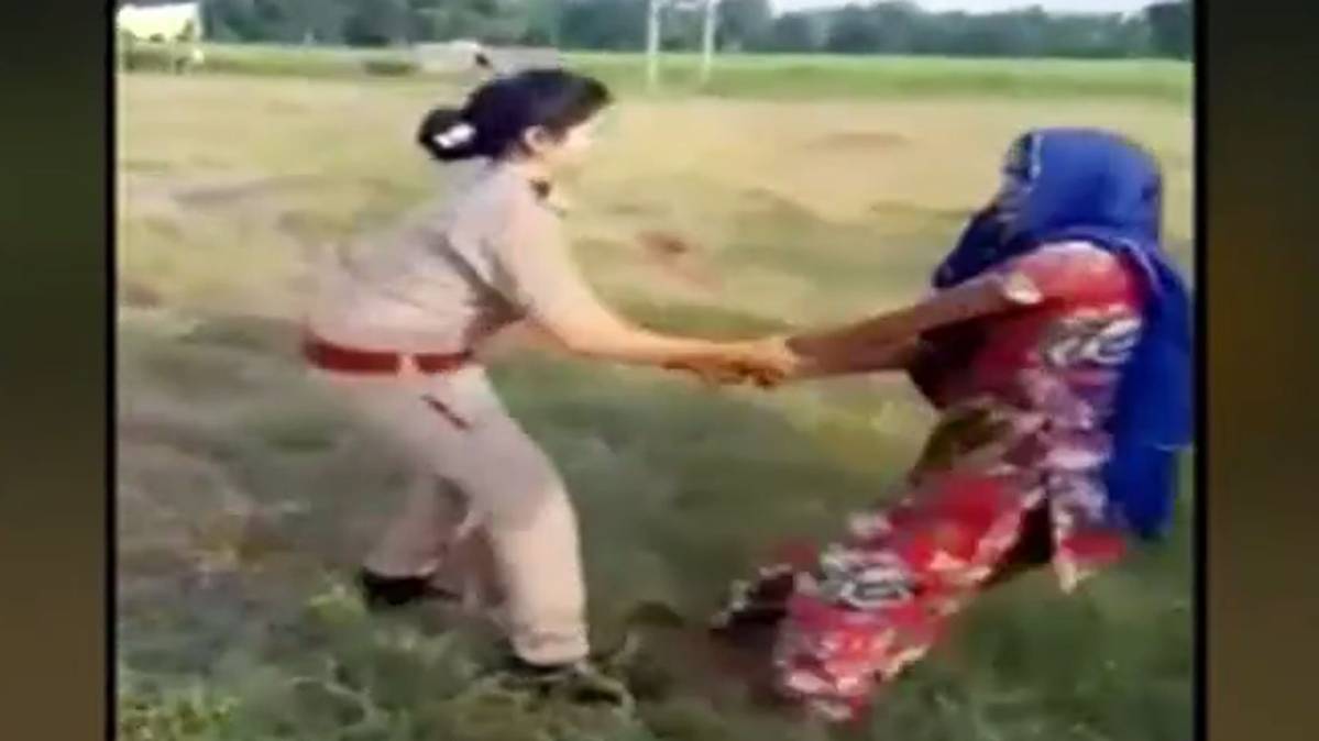 पुलिस के आगे दबंगों का हाईवोल्टेज ड्रामा (Video Grab)