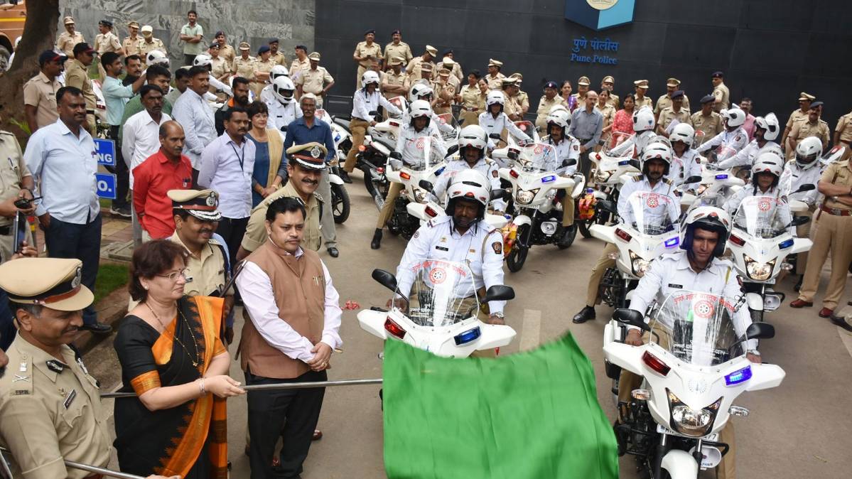 पुणे में स्मार्ट बाइक के साथ ट्रैफिक पुलिस (Photo courtesy: Pune Police/Twitter)
