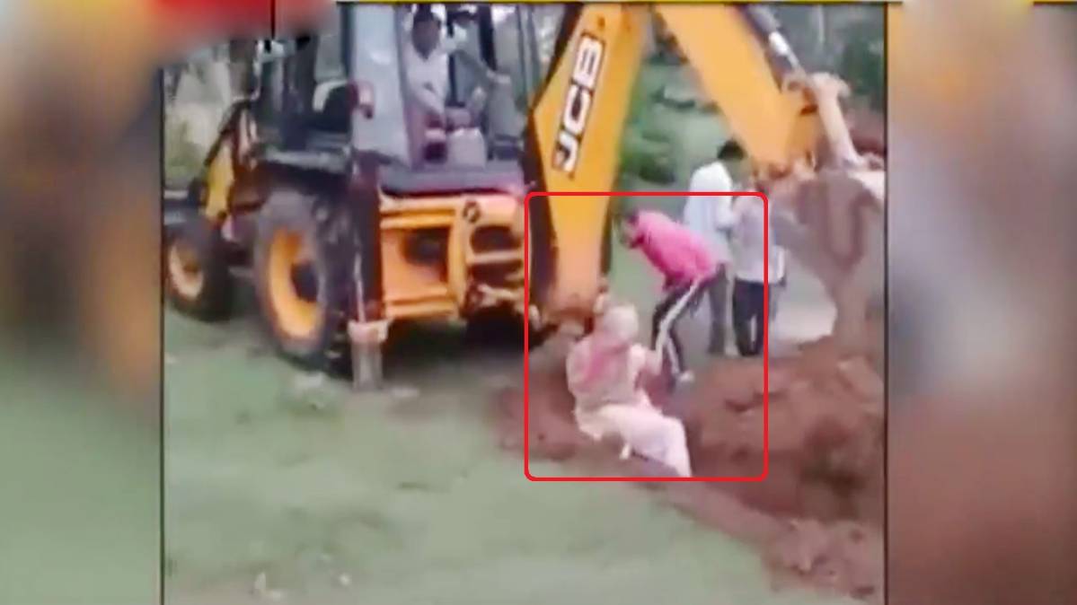 महिला को पीटता व्यक्ति