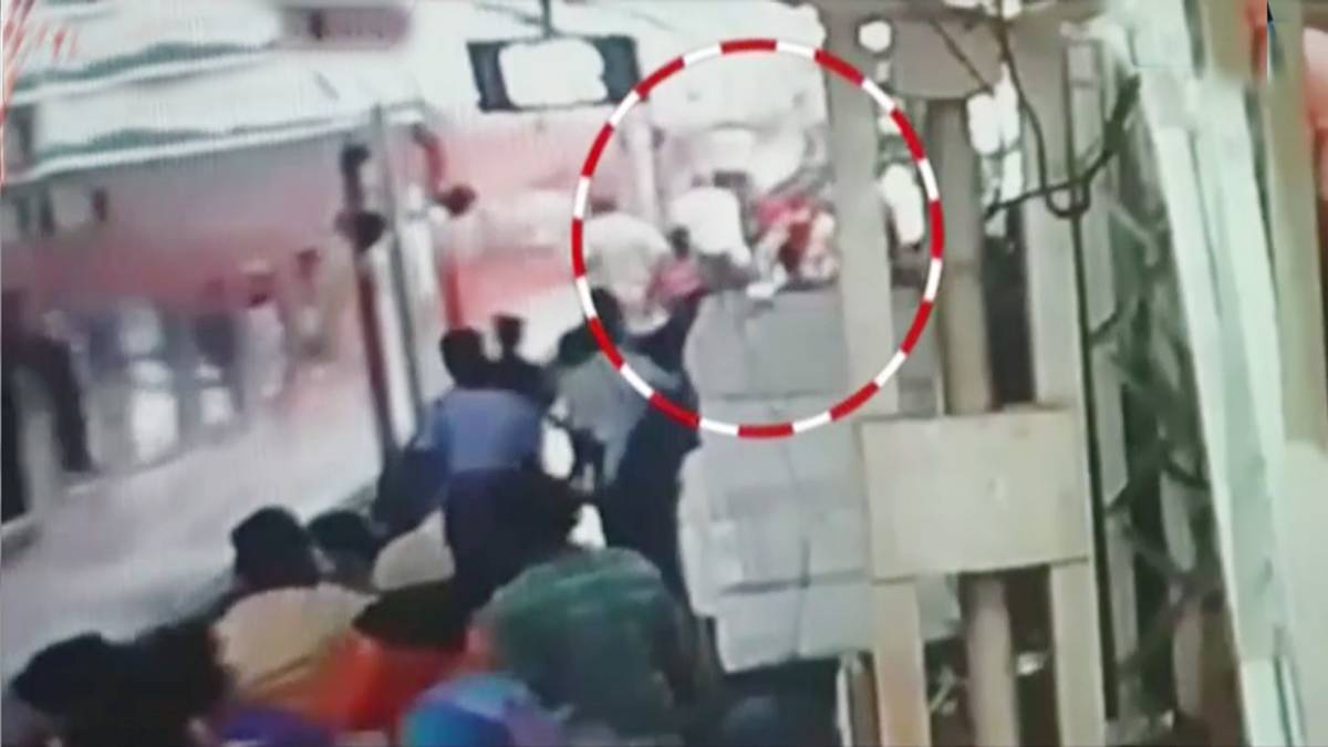 फिसलकर ट्रेन-प्लेटफॉर्म के बीच फंसा शख्स